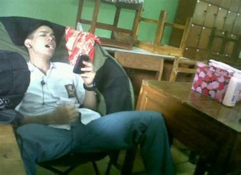 Abg Pelajar Ngocok Kontol Pacarnya Sampai Crot .